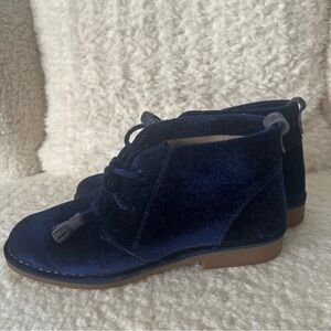 Hush Puppies Cyra Catelyn Navy Velvet Chukka Lace-Up Ankle Booties - size 9
